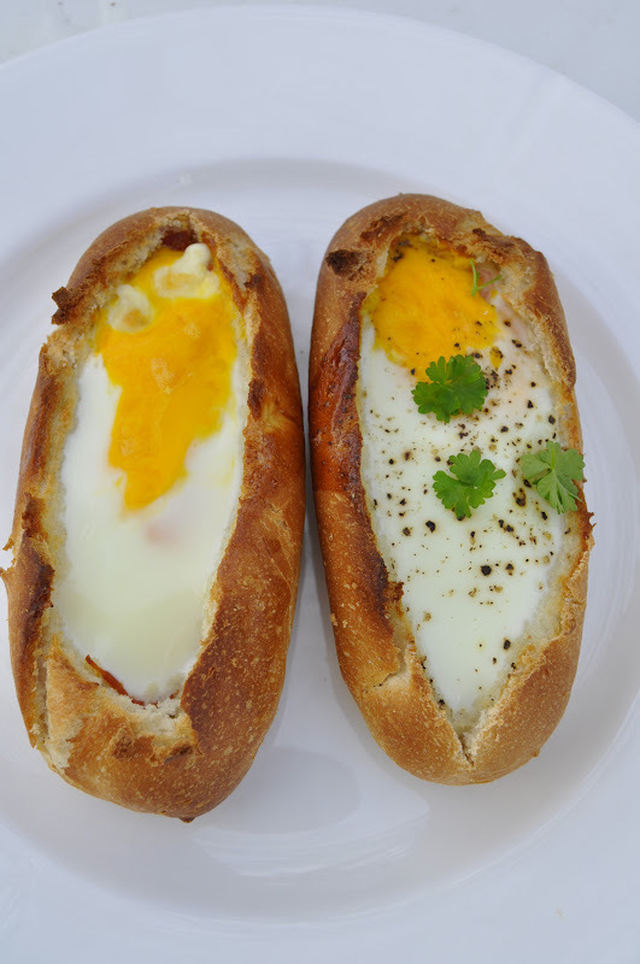 Bakte eggebåter med skinke/chorizo og ost