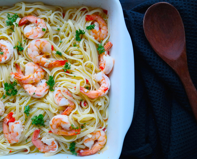 Pasta med ovnsstekte scampi og hvitvin