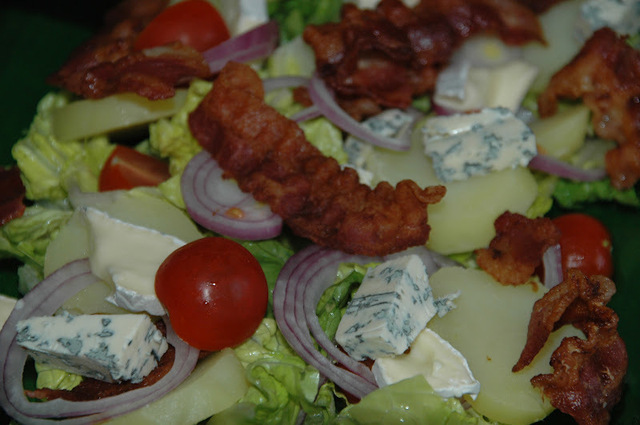 Salat med to oster og nypoteter