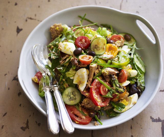 Salat Nicoise er en nydelig og sunn gammel klassiker
