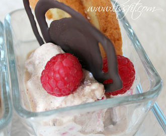 Frozen yoghurt: Hallon- och avokadoglass med mandelbiscotti och mörk chokladkrusidull