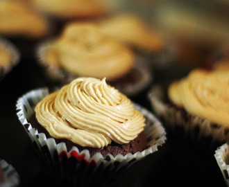 Latterlig gode sjokoladecupcakes med peanøttsmørkrem