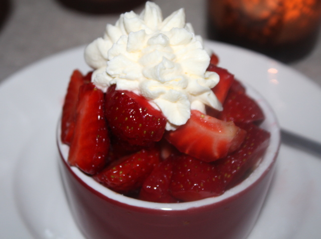 Baked cookies with strawberries