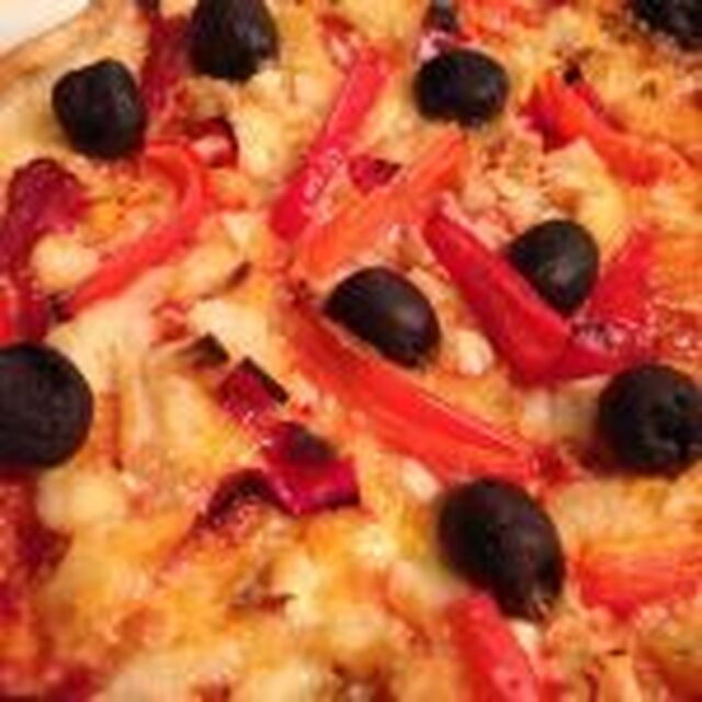 Pizza med klippfisk, chili, hvitløk og oliven