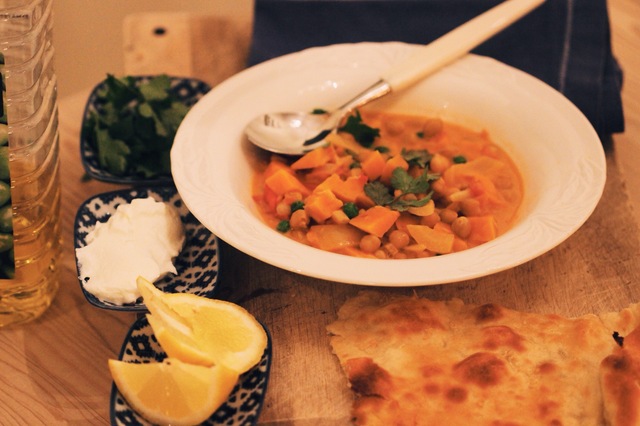 Curry med kikerter og søtpotet