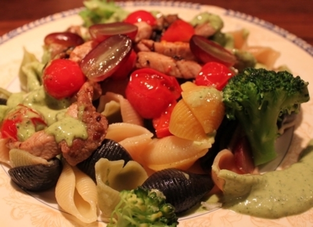 Jakob's utvalgte Conchiglie pasta med svinestrimler, kremet pestosaus, smørdampet brokkoli, bakt dulcitatomat og blå druer.
