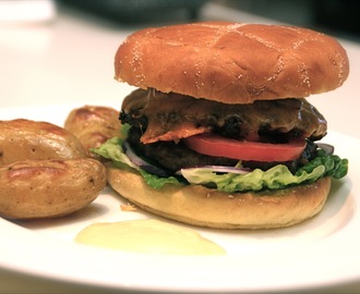 Hamburger med ovnsbakte poteter og hjemmelaget aioli.