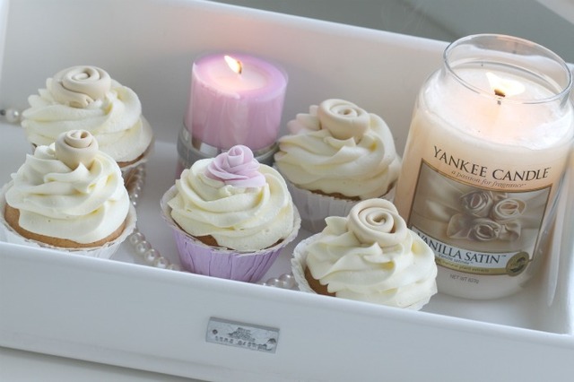Vanilla Satin Roses Cupcakes