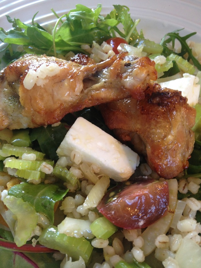 Mandagsmiddag - kyllingkubber, byggkorn og salat
