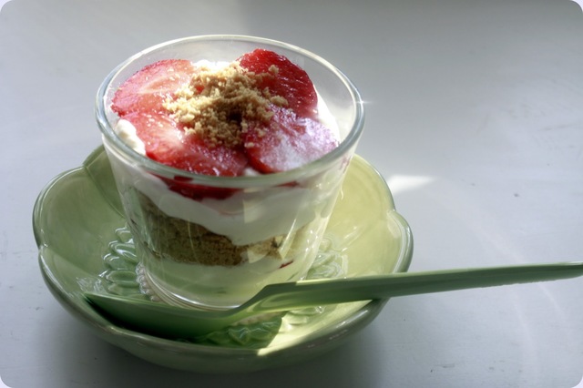 Lag på lag - dessert med jordbærrose