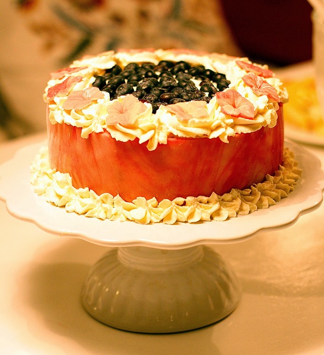 Kake med krem, blå bær og rosa marsipan