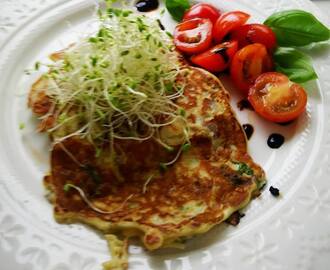 Squash pannekaker med rødløk, parmesan og basilikum