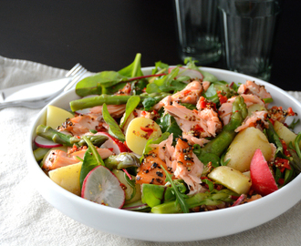 Laksesalat med chili-og sennepdressing