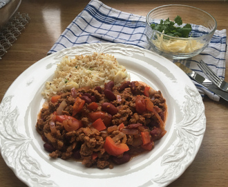 Vegetarisk chili servert med blomkålris