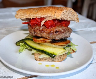 Lammeburger med stekte grønnsaker og spicy tomatsaus