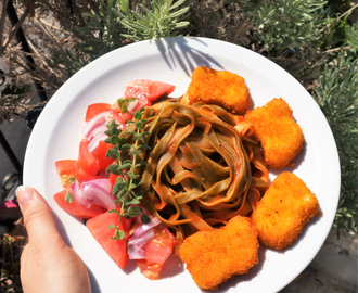 Taglietelle med hjemmelagete
kyllingnuggets og tomatsalat