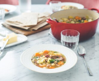 Kjøttsuppe med linser og røkt svineknoke