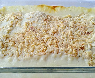 Gratinert purregrateng med tofu fyll og hvitsaus