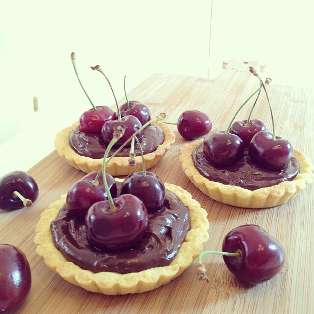 Sjokoladeterter med moreller - Chocoate tartlettes with cherries
