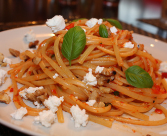 Pasta med grillet paprikasaus og chevre