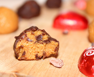 Oppskrift: Godtekuler med smak av peanøtt, sjokolade og bringebær.