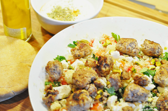 Cous-cous tabbouleh med granateple, pistasj og kjøttboller fylt med feta