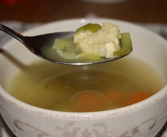 Kyllingsuppe med gulrøtter, erter og ris