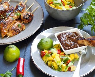 Kyllingsatay med peanøttsaus og mangosalat