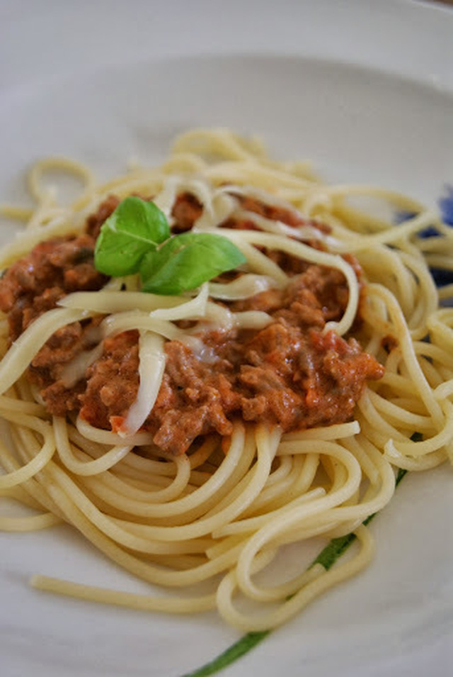 Oppskrift Spagetti (Bolognese) med hjemmelaget tomatsaus.