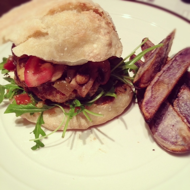 Italiensk burger med blå potetbåter