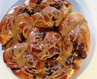 pecan brownie buns med espresso glasur