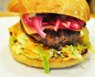 Røyket hamburger med coleslaw, ridderost og hjemmelaget hamburgerbrød