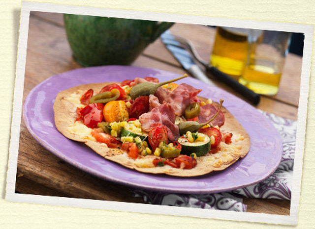 Tacopizza med chorizo, oliven og kapers