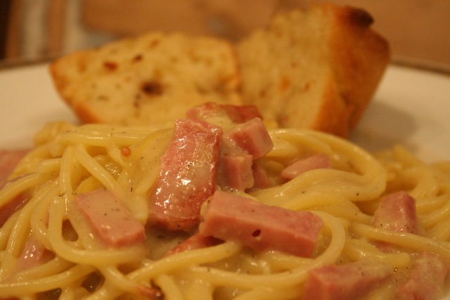 Pasta med skinke og kremet hvitløksaus