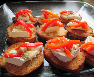 Crostini med grillet paprika og brie