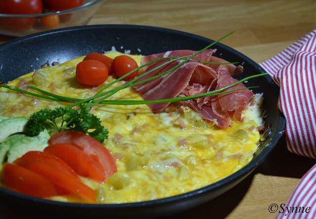 Omelett med skinke og ost