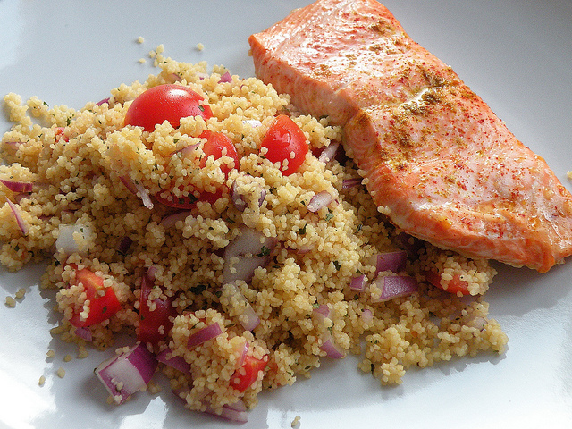 Ørret med karri & couscous salat