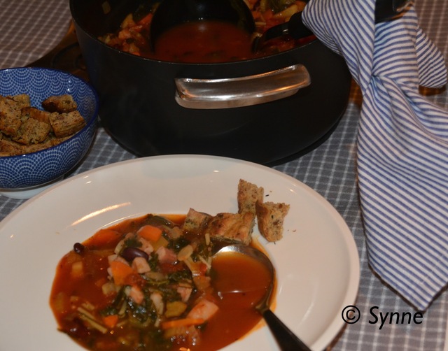 Suppe med bønner og grønnkål