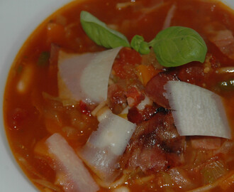 Minestronesuppe med bacon og chorizopølse