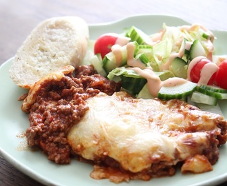 Lasagne med hvitløksbrød