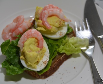 Fylte egg på rugbrød med avocado og reker