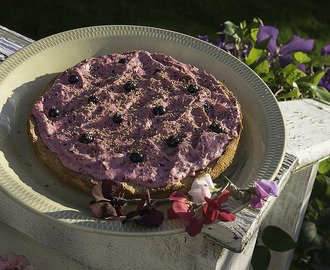 Solbærkake med mandelbunn og sjokoladedryss