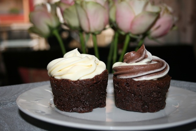 Brownie cupcake med hvit og brun sjokolade topping