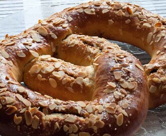 KRINGLE FYLT MED SUKKER, KANEL OG ROSINER