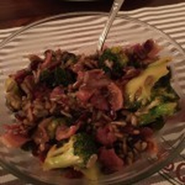 Lun broccolisalat med bacon og tranebær