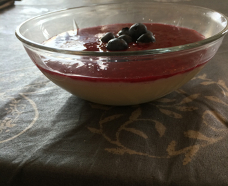 Panna cotta med bringebær saus