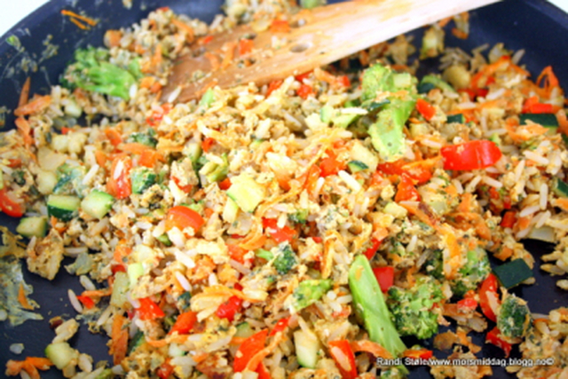 Steikt ris med egg og grønnsaker