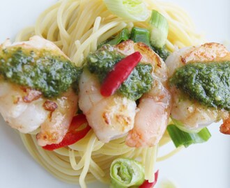 Grillet scampi med pasta og pesto