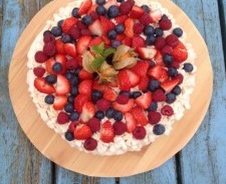 Pavlova med eplete-krem og bær