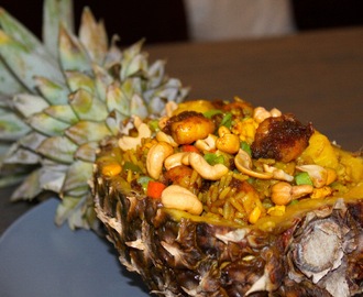 Pineapple Fried Rice med karrimarinerte scampi